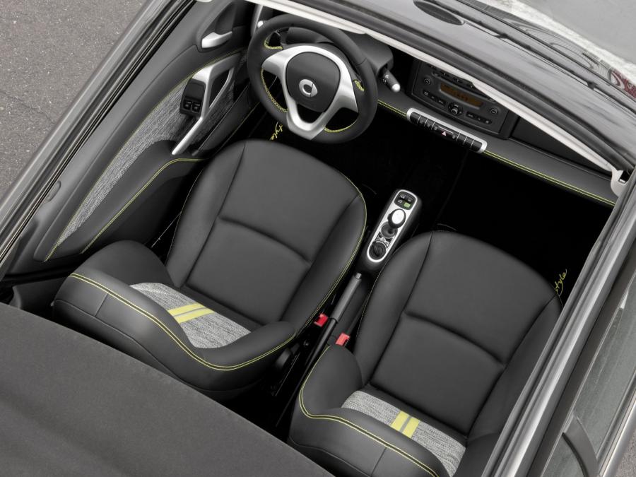 Интерьер Smart ForTwo Edition Greystyle Cabrio (A451) 2010 года  (фото 9 из 14)